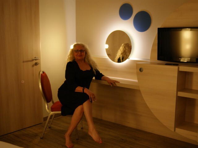 Image of cam model grannyneeds from XCams