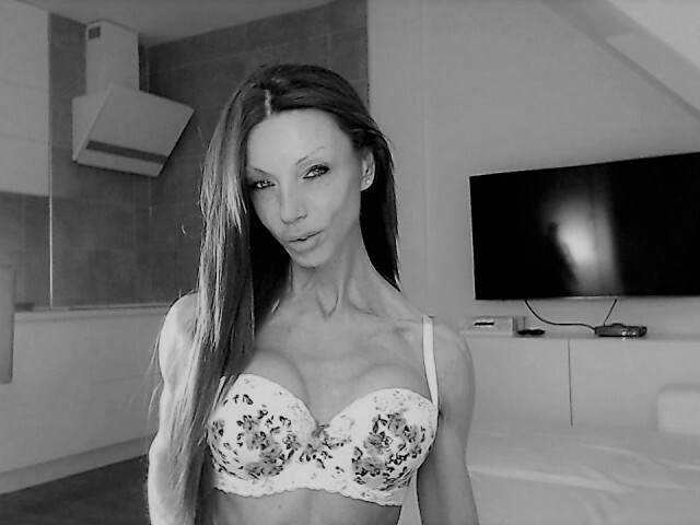 Image of cam model MonikaPrice from XCams