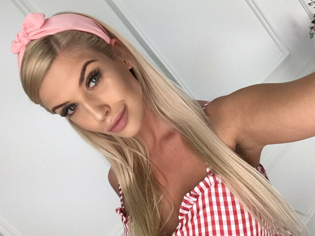 Hot webcam sex with BlondeChloe