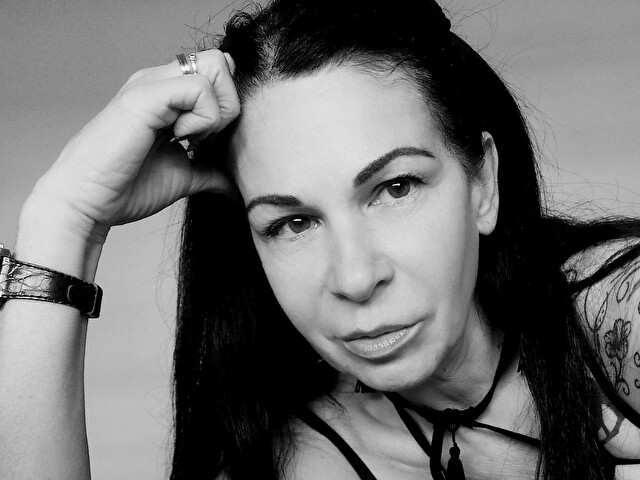 Izzy Chatte en Chaleur