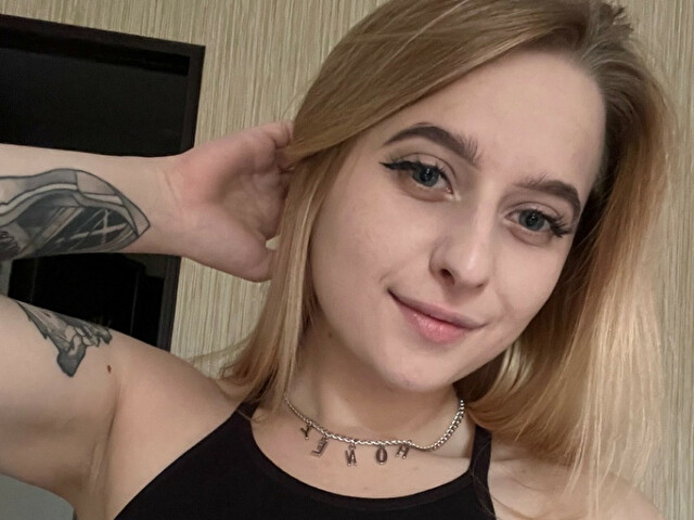 CuteLily op livecamsex.be