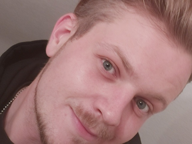 adrian33 webcam model