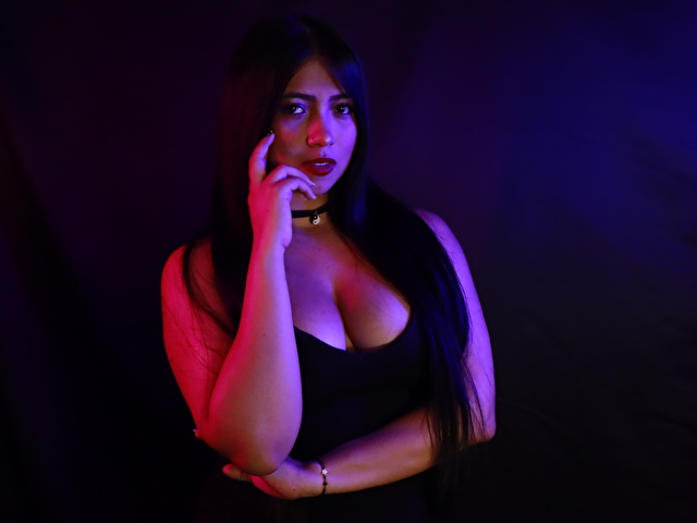 KiaraVega Seins Show XXX en Direct