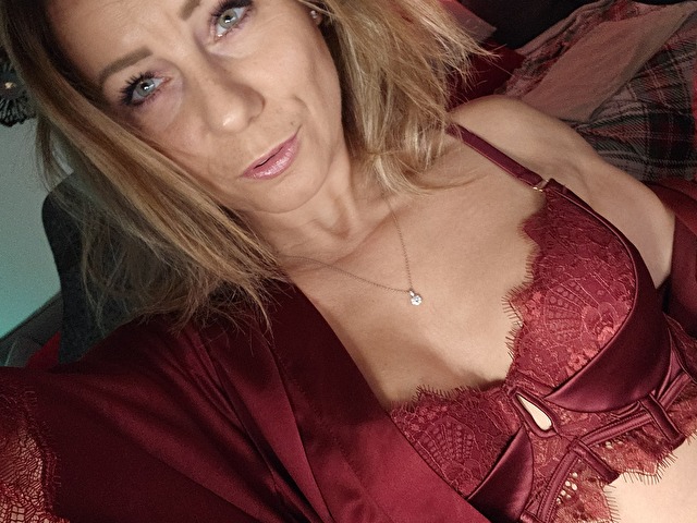 AngelaDesire online picture 1