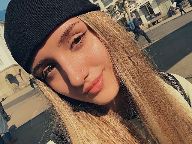 Rihanna19XS online picture 2