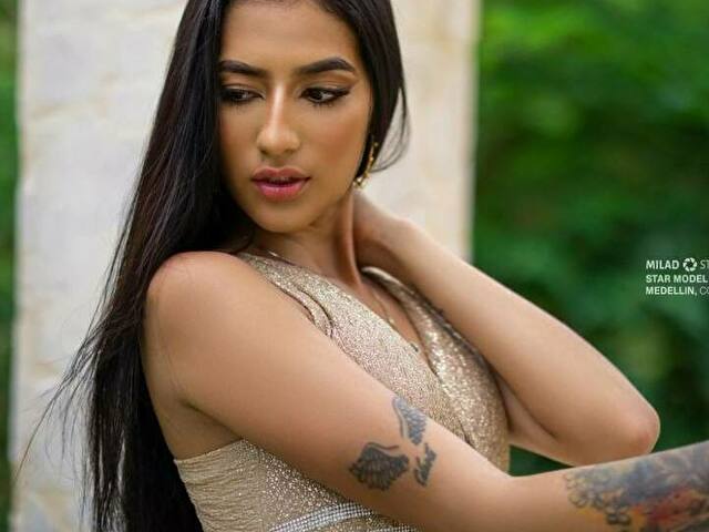 MiaCole webcam model