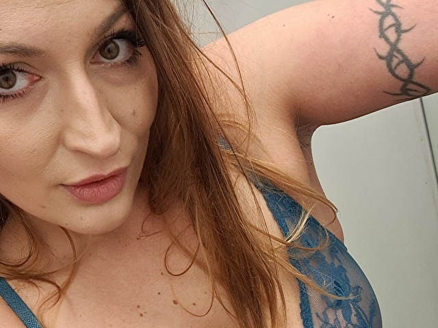 LucyFemme Anal en Webcam Live