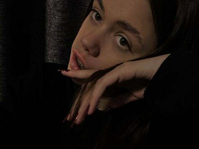 Emillyhot photo 2