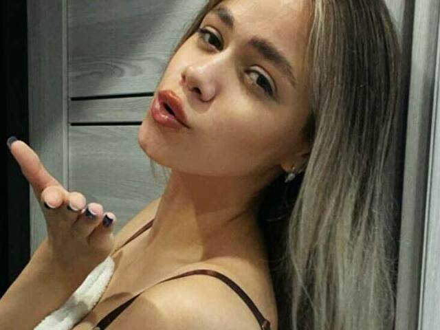 Emillyhot photo 3