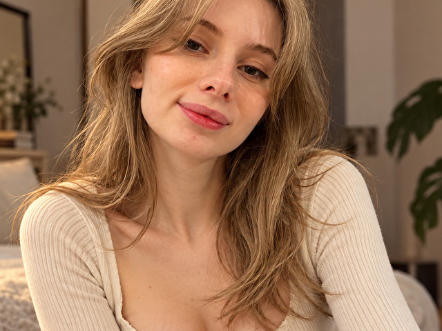 EricaLow online picture 1