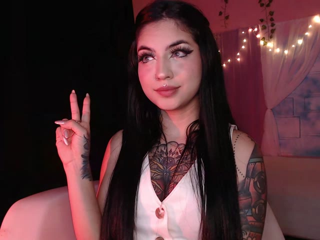 Start a chat with NikkiLaurent