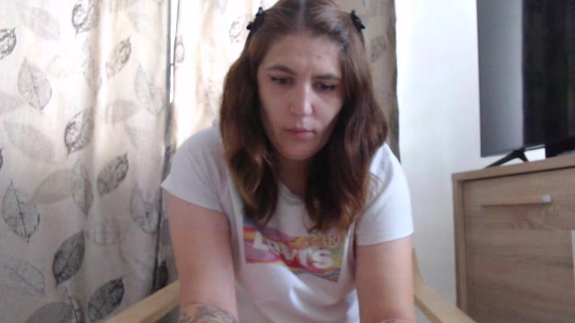 Nikolle32 live webcam show