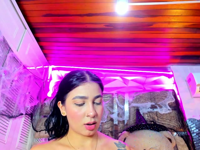 Scarletreyes live cam